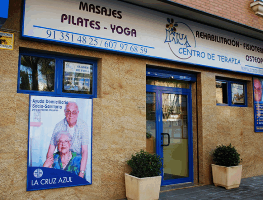 Entrada accesible de Centro Inua en C/Santa Fe 6, local 4, con puerta amplia y acceso sin barreras para personas mayores y con movilidad reducida.